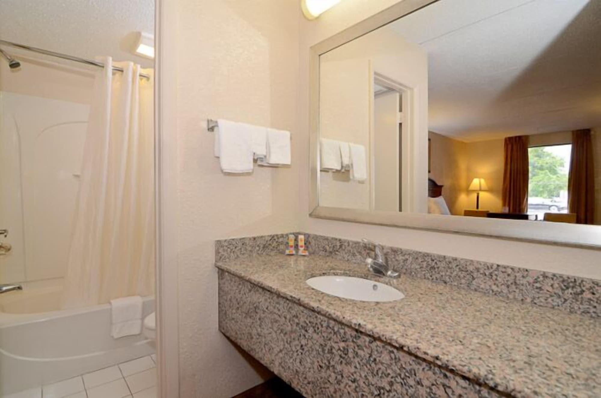 Econo Lodge Panama City Eksteriør billede